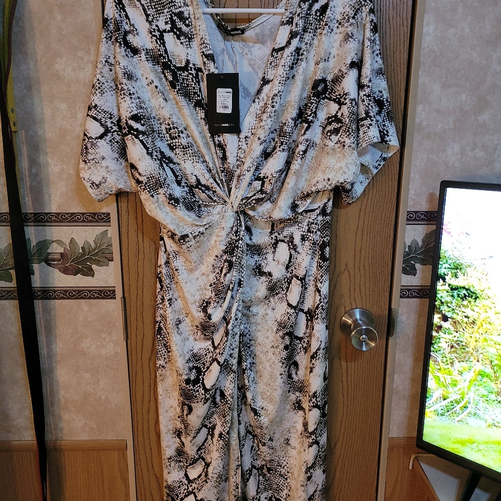 Size large fashion nove snakeskin dress. Looks great on. Very sexy